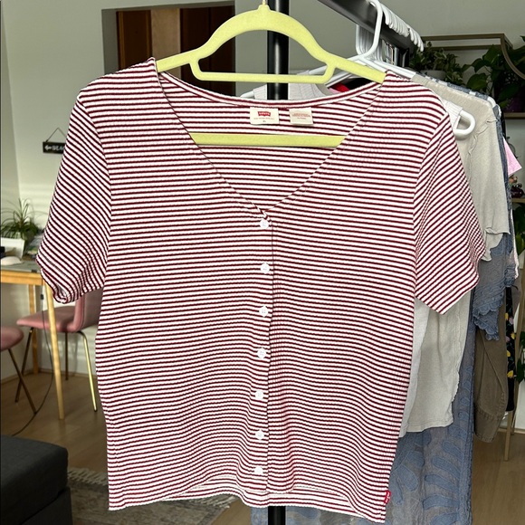 Levi's Tops - Women’s Levi Button Up Top. Size XL. Runs small. Stretch.